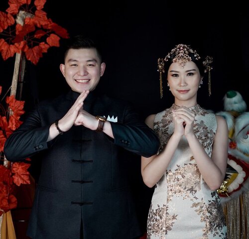 Gong Xi Gong Xi Besok Angpaonya di trf aja, Makasi🧧..MUA : @nikenxu Cheongsam dress : @officialcalvinlim Cheongsam : @tuxbrothersid Acc : @leciel.design Photo : @dsv_videographer @dsv_pictures Studio : @paradigmastudio.sby ..#ChinesseNewYear #CoupleShoot #Clozetteid #BloggerSurabaya