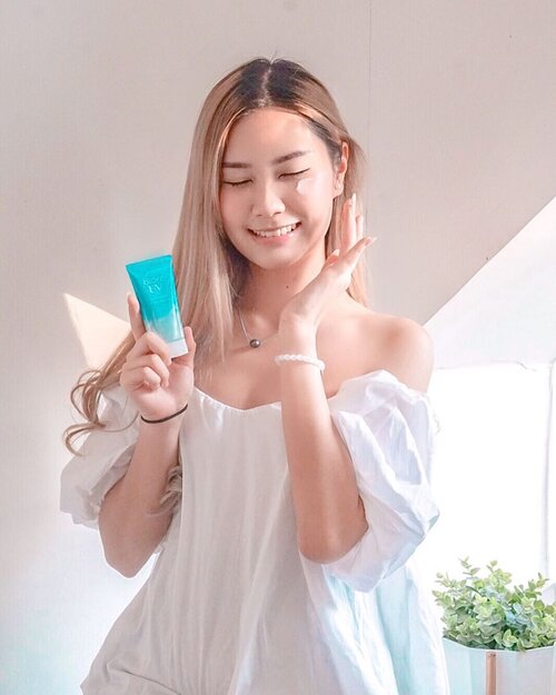 Belakangan amanda makin rajin pakai sunscreen sebelum keluar rumah. Pada berasa kan ya kalau makin panas!?Nah,buat yang ga suka pake karena lengket. Hei, Biore UV ini teksturnya ringan seperti air, jadi nyaman untuk dipakai tiap hari dan punya perlindungan tinggi terhadap sinar matahari loh. Spotted gelang yang warna pink putihku? Iaa ini UV Checker dimana warnanya berubah saat expose uv rays, bisa didapat dengan pembelian Biore UV di selected Watson Store Jabodetabek, Watson online. Yang pingin lebih aware Buruan beli deh persediaan terbatas! #UVRichMinder, #BioreXWatsons, #TownisBeach,#EverydaySunProtection#Workwithtorquise #Clozetteid #Bloggersurabaya