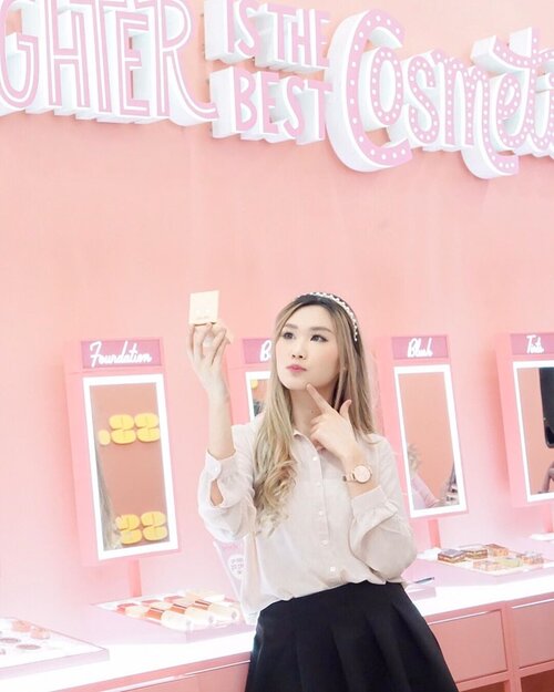 Ga berhenti buat foto-foto di store terbarunya @benefitindonesia di @tunjungan_plaza 5 Lt UG!!! ♥️Ada disc All item 20%!! Hanya sampai 1 Des ini ajaaa.. Specialnya lagi ada bundle idr 580k (swipe paling akhir) Cuman ada di Store Tunjungan ajaaa!!!!! Kalau beli satuan 580k cmn dpt blushnya doang loh 😱Terus yaaaa dengan transaksi 200k bisa nikmati waxing alis yg bsa tahan 1-2 bulan gtuuu... Gimana?! Buruan cuss ke storenya ajaaa dehh🥰....#workwithtorquise #bloggersurabaya #clozetteid #benefitclubpink #benefitid