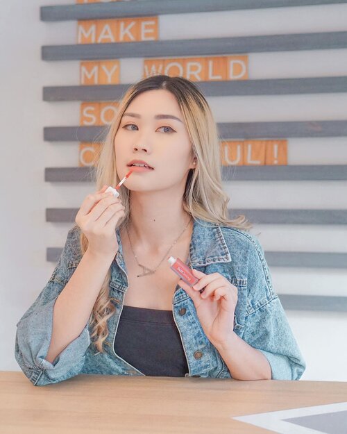 Who into coral lip here?
Warna coral mmg trending dari tahun kmrn, perpaduan pink dan orange bikin keliatan fresh👌🏻
Lately ak sering pake @selfcoding.official shade punch, warnanya cakep punya dan lumayan awet gitu. Shadenya tuh ada 7 tp dominant merah. Kalau mau ceki” bisaa click link di bioku 🥰 bakalan connect ke store @hicharis_official 
Psstt Ada Special Price!! . .
.
.
.
#ClozetteID #BeautyBlogger #BloggerSurabaya #charisceleb