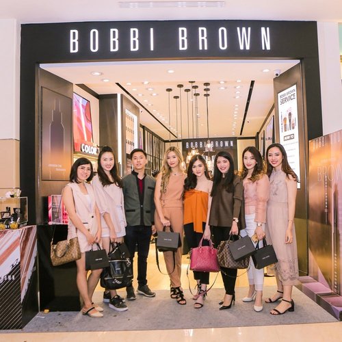 It's a Wrap!!! 🙌🏻
Having so much fun on @bobbibrownid Surabaya 💋it's Full House~ 
I've been their fan far from they open on galaxy mall✨ 
Produk Fav aku: Vitamin Enriched Face Base ( it's contains shea butter suit for my dry skin), Shimmer Brick Compact, Lux lip dan produk terbarunya mereka eyebrow!!!! Thank you so much for having me 🥰
.
.
#workwithtorquise #clozetteid #beauty #bloggersurabaya