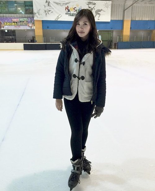First time play this and it's so much fun 😆😁 •
•
•
•
•
•
•
#picoftheday #photograph #iceskating #korea #igers #instagood #instagram #instalike  #instamood #instadaily #like4like #tagsforlikes #happy #holiday #havingfun #photooftheday #winter #style #COTD #clozetteID #webstyle #webstagram #night #yolo #fun #enjoy #life
