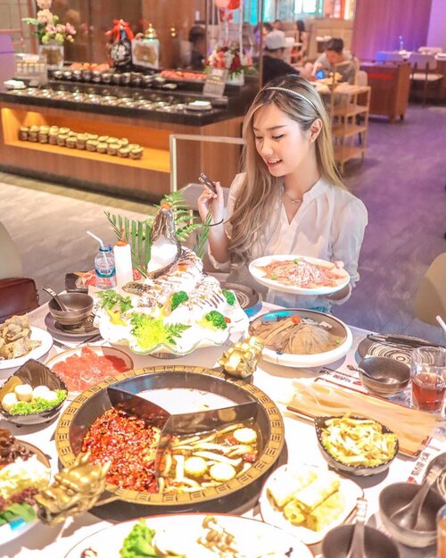 [Swipe] Makan itu emg paling enak kalau ramai". Ini nih Ada tempat makan baru di Surabaya Barat @shuxiangge.sub Hot Pot🍲🥘. Kuahnya ada 3, yang paling fav buat cewe" tuh yg putih si Collagen 🥰
Kalau yg merah itu mala pedesnyaa wooww!!! Enak" 👌🏻 yang bingung mau lunch apa bisa nih merapat ke sini~ 
Swipe yaa buat liat videonyaa ♥️ Dijamin ngiler .
.
.
#eatwithtorquise #clozetteid #bloggersurabaya #foodie