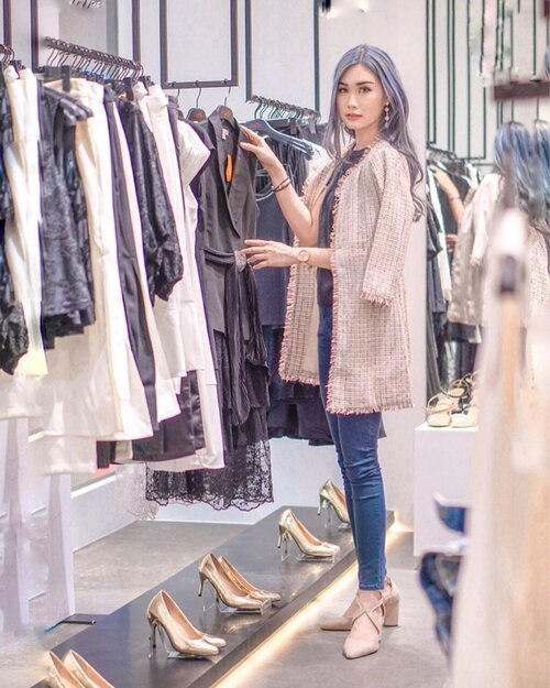 👆🏻 After took more than couple hours finally i choose this dress 🥰
Seriously @carlaclothing have plenty gorg clothes from casual till formal one and i do really confused which one to bring home with. 🙈
Searching outfit for Valentine's day? 
Now @carlaclothing already open at @galaxymallsby 3 lt 1 
Just go there asap👌🏻
.
.
.
#torquisewear #clozetteid #bloggersurabaya