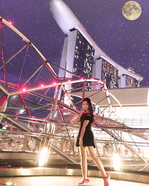 Dancing under the moonlight 🌕 and @marinabaysands @marinabaysg ...💃🏻 Well, since i got my pink @puma X @blackpinkofficial shoes too 💕

#AbellinSG #clozetteid #cotd #singapore