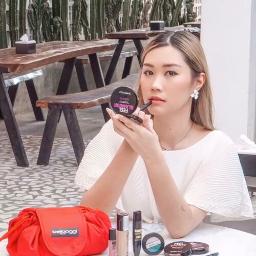 Di setiap foto ada ceritanya sendiri,Kalau ini lg nyobain make up dari @cnfstoreofficial namanya Bellaoggi, brand asal Italy yg foundie ama blushmya ak sukak bgt! Foundienya tu cover up terus blushnya it pake dikit aja uda keliatan warnanya.Nonton sampai habis ya🥰.....Beberapa member @sbybeautyblogger juga pada bkin video review lohh..#workwithtorquise #clozetteid #bloggersurabaya #sbybeautyblogger