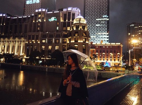 Slowly walking on the street,Passing lights and the bridge,It was windy and a bit rainy ☔️Suddenly, i hear a song.Our lullaby...Good nite pep's ✨📷 @vici0011 •••#abellinhk #abellincn #beautynesiamember #clozetteid #lykeambassador #cotd