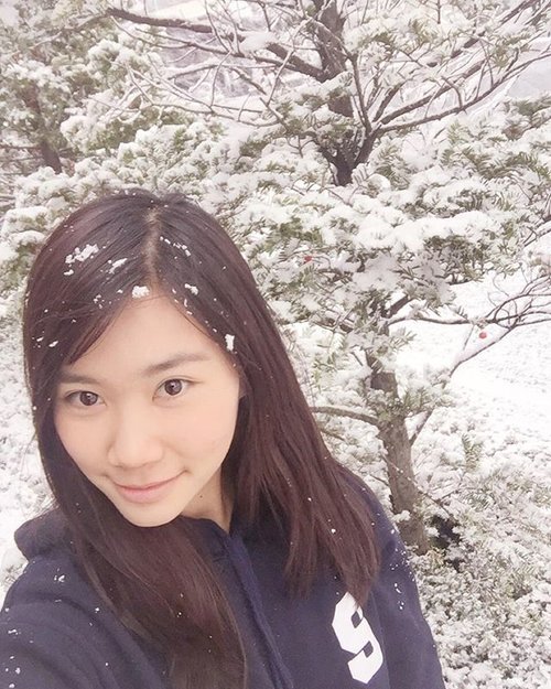 Let it snow ❄️ let it snow ⛄️ let it snow🎶
First snow touch down in town 😁 Do you wanna built a snow man?? 😌 •
•
•
•
•
•
#photooftheday #like4like #likeforlike #TagsForLikes #igers #instagood #instagram #instalike #instadaily #instamood #snow #bestoftheday #enjoy #korea #schoollife #webstyle #webstagram #clozetteID #cotd #happy #havingfun #play