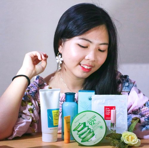 [ #clozetteid ]Happy weekend! and don't forget to take care of yourself!I collect most of my K-Skincares from @therjade_skincare ❤️✔️Trusted✔️Affordable price✔️The owner is kind, you may request any K-skincare and she will help you to get it!😘😘😘