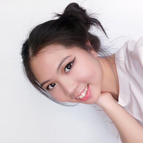[ #MoveOnKeFreshKon ]so here i'll reveal a secret,some ppl thought I never put on lens. But honestly, I've been using @freshkonindonesia for more than 6 years and still haven't move on yet!well, not only because of the very good quality for my daily use, but also I love the colours which looks really natural for me.Thankyou @freshkonindonesia ✨PS: my lens colours is in mesmeric black 🖤
