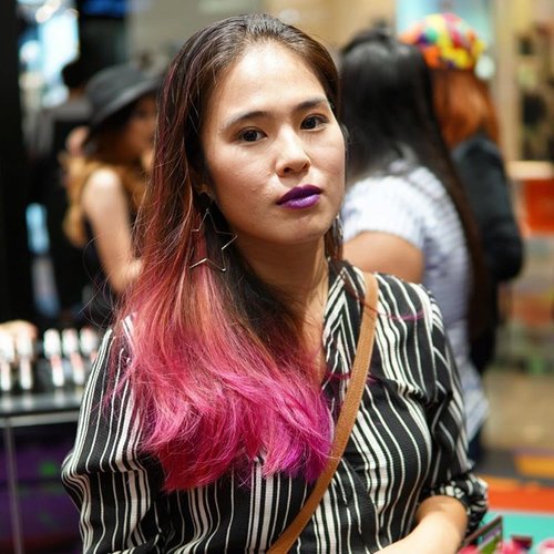 Not my usual face. Still can't decide what lipstick should I get from @maccosmetics. Am loving all of the purplish lipsticks including this one: Violetta Amplified. 🔮
📸: @sartob 
#MACCosmeticsID 
#MACAVAF 
#MACatPlazaIndonesia 
#ClozetteID
#thejournale