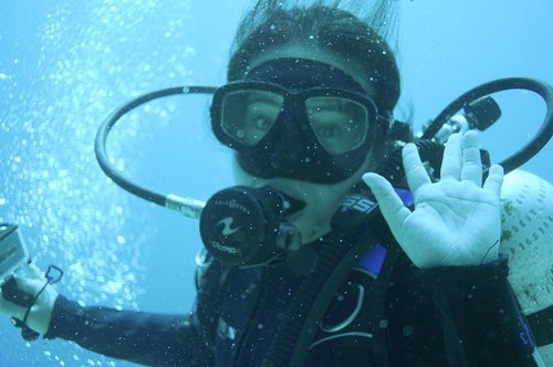 Just me saying "Hi!" underwater. Happy FRIYAY! 🤗🤗🤗
📸: @ottoferdinand_s 
#thejournale
#thejournalejourney
#clozetteid