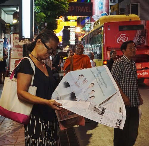 I love Bangkok. Too bad I am gonna leave tomorrow night. Gonna be back soon for sure. ✨
.
.
.
.
.
#travel #explorebangkok #explorethailand #bangkok #bkk #thailand #chinatown #bkkchinatown #bangkokchinatown #thaiwoman #newspaper #magazines #street #nightstreet #streetphotography #streetphotos #nightphotos #2017 #thejournale #clozetteid #starclozetter