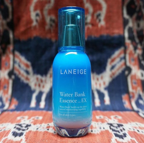 [QUICK MINI REVIEW]This Water Bank Essence_EX is definitely one of my favorite beauty essences. With a watery texture, this essence doesn't make my skin oily at all--which I was quite afraid of when first using this product. I took picture of this product with my favorite Sumba textile to remember the wonderful #RefillMe journey that I had with @laneigeid last year. It was indeed one of my favorite trips of 2016, and Laneige Indonesia generously gave me some of their favorite products including this essence. The one I have right now is about to be finished, so I'm saving my money to buy the new bottle. ✨#thejournale #thejournalereview #laneigeid#clozetteid
