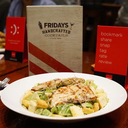 All @tgifindonesia menus are amazing. Last Friday, @tiffanikosh and I ordered Chicken Caesar Salad! The #FridaysLunchie made our tummy feeling super happy! ✨
Thanks for having me @tinkerlustid @zomatoid @tgifindonesia 🍽🥗🍗#tlxzomato
#clozetteid