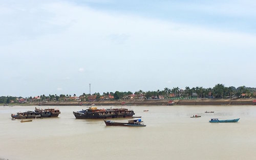 Sungai Batanghari pada suatu siang di Jambi.
#ClozetteID
#StarClozetter