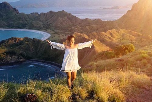 Just before sunrise. And Ben Harper is right, she's only happy in the sun. 🌞📸: @nardgeisha #thejournale #thejournalejourney #pesonakomodo #pesonaindonesia #explorentt #clozetteid