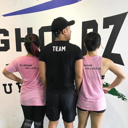 Every once in a while, workout post. It's been almost a month since I joined @strongholdzteam. 🌸 I've always been afraid to join a gym because I give up easily and I am always afraid to workout in public places. But joining Strongholdz is the best decision ever. The training might be not easy, but it helps me to understand more about my body. 🤗
#clozetteid 
#thejournale