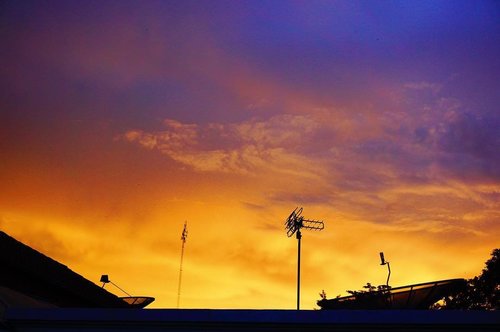 Reminiscing one beautiful sunset. ❤❤❤
#ClozetteID
#StarClozetter
#BeautynesiaMember
.
.
.
.
.
#travel #sunset #senja #home #palmerah #palmerahjambi #thehok #thehokjambi #jambi #jambicity #kotajambi #explorejambi #indonesia #2017 #rumah #halamanrumah #sky #orangesky #colorful #colorfulsky #roof