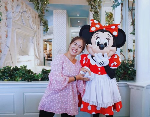 Reminiscing the time when I was at the happiest place on earth--they say. At Hong Kong Disneyland Hotel, you can have breakfast with characters and I was really excited to meet Minnie Mouse. ❤️
📸: @marischkaprue 
#thejournale 
#thejournalejourney
#clozetteid 
#hkdisneyland
#malaysiaairlines