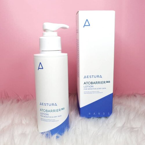 Kalau kemarin ada peeling gel, sekarang ada lotionya. @aestura.official Atobarrier 365 Lotion ini ditempatkan di wadah dengan pump, jadi gampang pakainya. Selain itu juga lumayan gedai, jadi isinya banyak. Klaimnya "Moisturizing silky lotion to keep your skin barrier firm", jadi memang produk ini dikhususkan untuk kamu berkulit kering.Kalian bisa beli ini di https://hicharis.net/anisanurrananda/czD biar samaan punya kaya aku!#AESTURA #ATOBARRIER365LOTION #AMOREPACIFIC #charis #CHARISSTORE #charisAPP @hicharis_official #dryskin #dryskincare#lotion #sensitiveskin #sensitiveskincare @charis_celeb #clozetteid #l4l #skincarehoarder #skincarekorea #koreanskincare