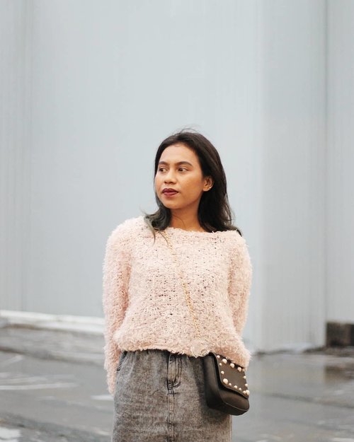 I fear to show the real me that I will be too real for youtoo hard for youtoo much everything for youand never enough.......#clozetteid #sweaterweather #fridaymood #tgif #lookbookindonesia #ootd #fotd #l4l #itscoldoutside #blissandglaze #postthepeople #visualgang #visualsoflife #aesthetic #makeportrait #vsco #currentmood