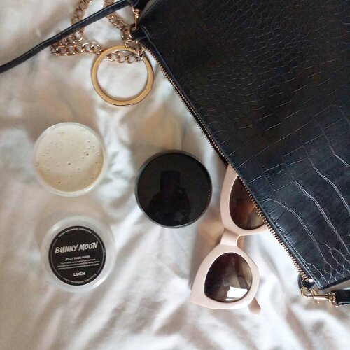 Let's stay hydrated in this unpredictable weather 
#clozetteid #mood #lushjellyfacemask #lushcosmetics #ilamasqua #ilamasquadhydraveil #visitbkk #flatlay #whywhiteworks #aesthetic #tumblrgirl #l4l #goodvibesonly #franciscacjvisualdiary #blissandglaze