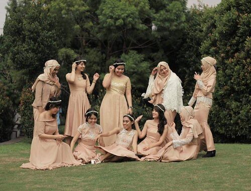 @ajengprita's bridesmaids 💕
.
.
.
.
.
.
#clozetteid #majorthrowback #magirls #jalapranginsiders #jagos #girlgang #mybestfriendswedding #bridesmaid  #thebridesdept #whoisnext #bridetobe #aesthetic #tumblrgirl #l4l