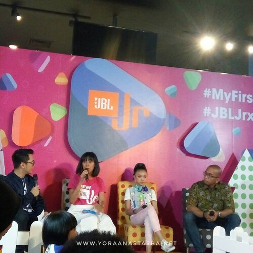 Karena industri musik makin hits, @jblindonesia meluncurkan produk khusus junior yang selain cute banget warnanya, di desain memang khusus anak-anak juga punya 2 tipe (kabel & bluetooth) yang punya ketahanan batre hingga 12 jam! ..Kerennya lagi, JBL Jr ini kalau lowbat, cukup di charge 10 menit sudah bisa digunakan selama 1 jam! Keren banget 😍😍😍..#MyFirstJBL  #JBLJrxNaura #clozetteid #naura #launching