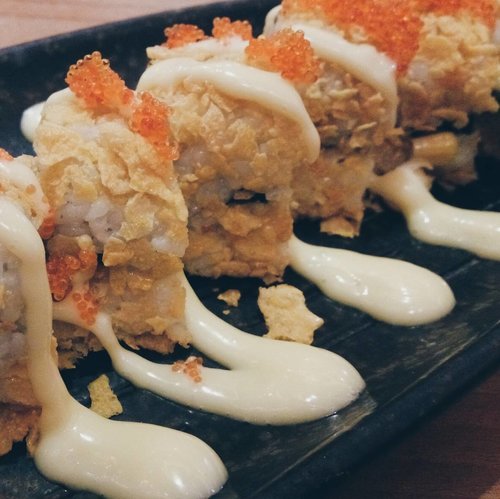Corn flake on your sushi? Why not! .
.
#sushi #sushi🍣 #sushilovers #foodporn #clozette #clozetteid #clozettedaily #foodie #japaness #japanesefood #yummy