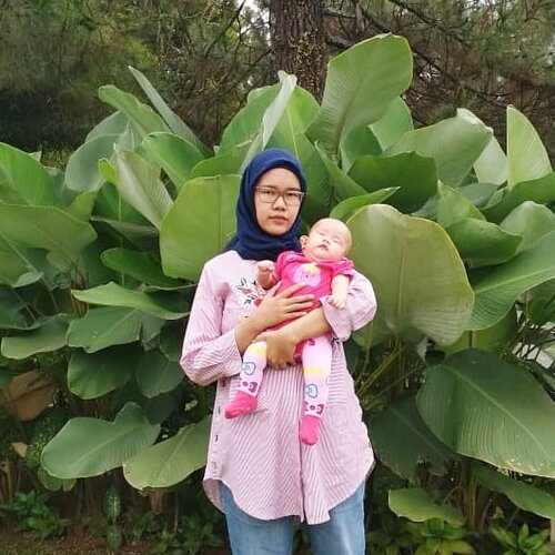 Zuzur, ini pose nahan beratnya cah ayu yang sekarang sudah semakin berat, maunya digendong kayak gini aja, gak mau gendong ala bayi, oke fine nak! Btw, abis lahiran ukuran jeans ku naik 4 nomer,  hahahaha! Siapa yang abis lahiran belum menyusut juga beratnya? Santhaiii aja ya, gapapa jadi montok, enak buat dijadiin senderan anak & suamik #duhile #Clozetteid #hijabootdindonesia #babygirl #babyme