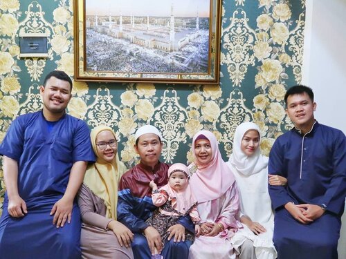 Selamat lebaran! 
Seperti biasa, tydak ada tradisi baju baru, tydak ada jalan-jalan jauh, tydak ada yang berlebihan & tydak ada foto ber-3 😂

Baru ngerasain, punya anak pas lebaran itu bisa bikin panen salam tempel ya! Membuat toko mainan pasca lebaran, menjadi penuh! Alea salah satu yang bikin penuh, karena Alea belum paham konsep nabung & hemat, sok atuhlah beliin mainan aja semuanya, shikkaaaatttt 🤣

Kalau kalian yang sudah punya anak, uang hasil salam tempel lebaran, biasanya dikelola seperti apa?? Coba ceritakan padaku 😁

Yaudah, selamat makan-makan & kumpul keluarga ya, nggak usah takut gendut, nikmatin ajaaaahhhh 😘😘 #lebaran2019 #clozetteid #family #familyphotography