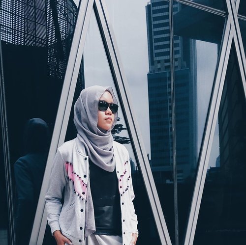 Gak takut matahari 🌞..📷 @talitazahrah ..#clozette #clozetteid #clozettedaily #clozettehijab #fashion #hijabfashion #hijabootdindo #hijabootd #ootd #outfit #mondaystyle #style #blogger #ootdindo