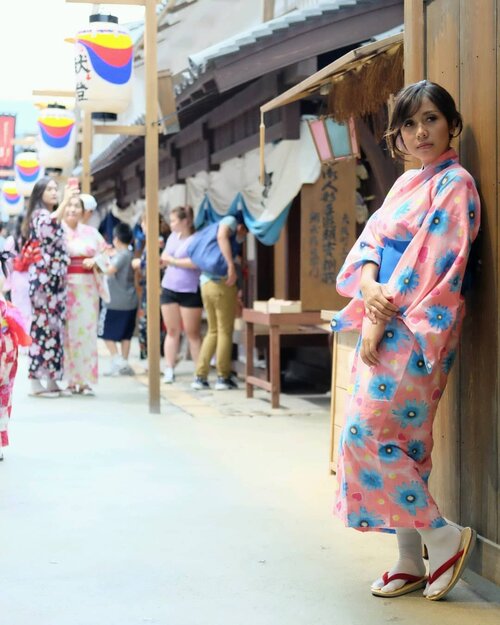 Stay close to anything that makes you glad... #throwback ..........................#springinjapan #yukata #japantrip#kyoto #osakajapan #osaka #fujifilmxt10 #fujinon35mm #terfujilah #fuji35mmf2 #vsco #clozetteid #couplephotography #tsukamoto