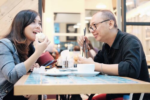 Suami: orang yang selalu ngabisin makanan sisa anak istri. Itulah kenapa pria yg menikah biasanya berperut buncit 😋.................#potd #clozetteid #fujifilmxt10 #fujinon35mm #vsco #couplephotography #dinner