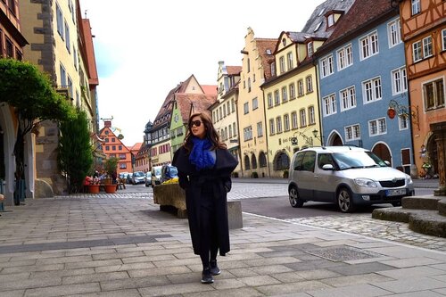 Rothenburg ob der Tauber. Kami memesan hotel seminggu sebelumnya, dan kurang teliti membaca waktu cek in, yaitu 15.00-19.00.Sampai di stasiun kota ini sudah jam 22.00, dan ternyata itu adalah kereta terakhir, penumpangnya pun hanya 3 orang malam itu. Suasana kota juga udah sepi banget.Kami bergegas menyeret koper menuju hotel, sekitar 800m dari stasiun. Pintu resepsionis sudah terkunci, lampu di dalam jg mati, telepon ga diangkat.Akhirnya kami menyerah, merelakan biaya kamar semalam. Lalu kami berjalan mencari hotel yang masih buka, kami ketuk pintunya satu per satu. Hotel pertama penuh, yg kedua ga dibukain pintu, yg ketiga kami diusir :))).Lanjut di postingan berikutnya deh besok, udah jam 12 malem skrg 😂...................#potd #clozetteid #fujifilmxt10 #fujinon35mm #fujifilm #fujinon23mmf2 #obdertauber #germany #rothenburg #DanzoGoesToEurope #newbalance #newbalanceshoes #europe #blackoutfit #colorfulhouses