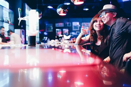 Friday night out 🖤.................. ........#fujifilmxt10 #fujinon16mm #clozetteid #qilounge #saturdaynite #couplephotography #jakartanightlife #summertime #blackoutfit #bartender #cocktails #secondbornband #2ndborn #ophiedanzo #beertime