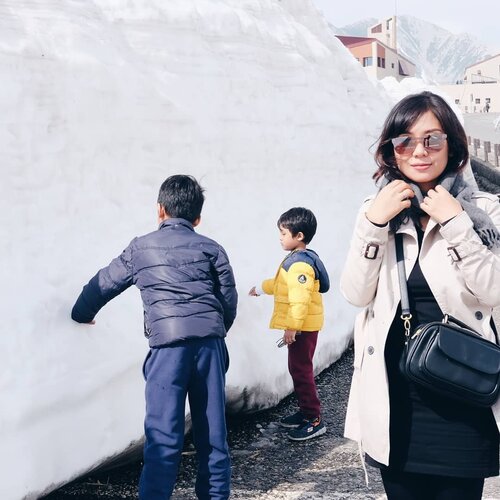 Kesampaian juga mewujudkan keinginan bocah2 main salju.Karen pengamen liburnya cuma pas bulan puasa, jadinya kali ini kita pergi waktu udah spring menjelang summer...Untungnya di Alpine Route ini saljunya masih lumayan tinggi, biarpun udah ga bisa buat bikin snowman tapi anak2 seneng akhirnya tau rasanya pegang salju 😂........#springinjapan #tateyamakurobealpineroute #tateyama #alpineroute #snowinjapan #snwoinsprinng #DanzoGoesToJapan #clozetteid