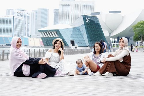 Collect moments, not things........................#singapore #marinabaysands #fujifilmxt10 #friendships #clozetteid #fujinon35mm #momandkids #travellingwithkids #solotravel