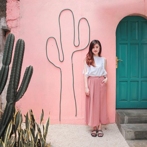 Blending with the wall 🌵by the way I’m really into local brands lately 💕
.
.
.
.
.
.
.
.
#clozetteid #lookbookindonesia #supportlocalbrand #wiwt #ootd #fashionblogger #ggrep #styleblogger #ootdindo