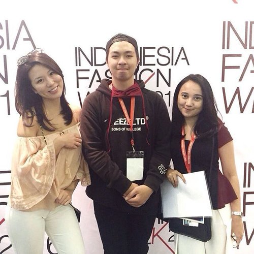 Just had a great weekend on my favorite week of a year aka Fashion Week with this folks. See you again next year @indonesiafashionweekofficial 💕
.
.
#milesteam #milesblog #milesyourday #milesreport #indonesiafashionweek #ifw2016 #clozette #clozetteid