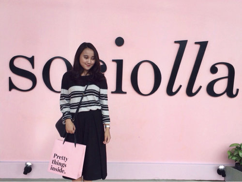 Hi, buat kalian yang lagi di Bandung coba mampir deh ke Sociolla Pop Up Store di Mall PVJ. Mereka bagi-bagi voucher belanja 100rb loh disana. Baca pengalamanku berkunjung ke Sociolla Pop Up Store disini http://razan-izazi.blogspot.co.id/2015/12/sociolla-pop-up-store-di-pvj-bandung.html?m=1 🎀#clozette #clozetteid #beautyevent #beautyblogger #sociolla #pinkbox #popupstore