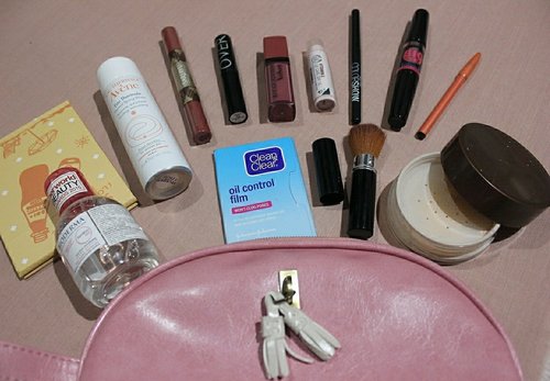 What's in my makeup pouch #ClozzeteID #makeup