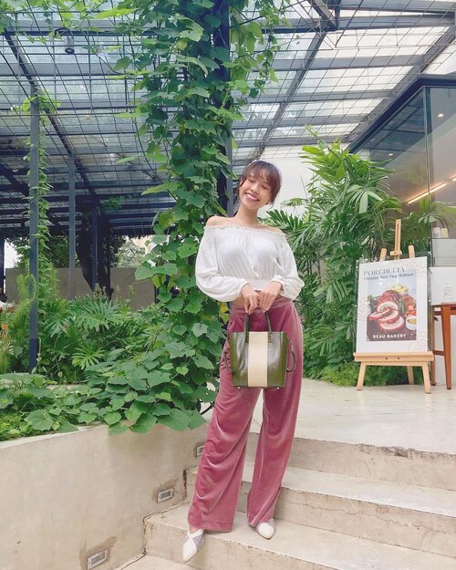 Hi guys! How’s your Monday?
Btw ini foto udh dr 2 bln lalu, baru diposting skrg wkwk jd kgn ngopi di @beaubakeryco ✨
( tap for details )
.
.
.
.
.
#whatiwore #bloggerstyle #fashion #styleblogger #fashionblogger #ootd #lookbook #ootdindo #ootdinspiration #style #outfit #outfitoftheday #clozetteid