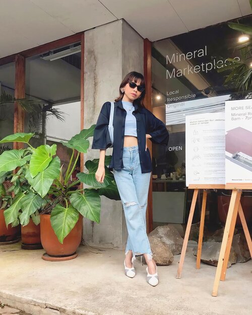 How’s your Friday guys?✨
( tap for details )
📸: @jennitanuwijaya
.
.
.
.
.
#whatiwore #bloggerstyle #fashion #styleblogger #fashionblogger #ootd #lookbook #ootdindo #ootdinspiration #style #outfit #outfitoftheday #clozetteid