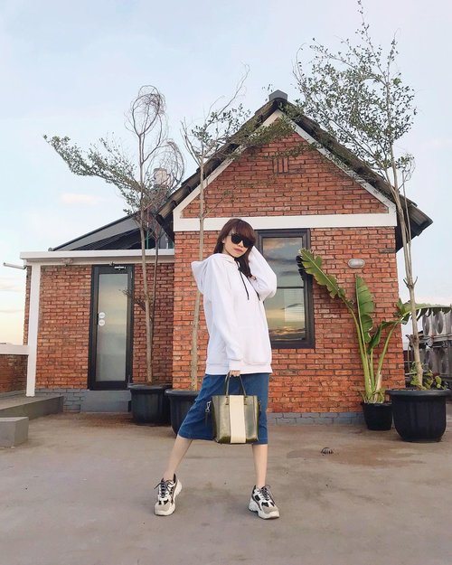 Lagi suka pake oversized hoodie😆✨
Btw kemarin langit Jakarta bagus & cerah yaa😍💙 
( tap for details )
📸: @theladyulia
.
.
.
.
.
#whatiwore #bloggerstyle #fashion #styleblogger #fashionblogger #ootd #lookbook #ootdindo #ootdinspiration #style #outfit #outfitoftheday #clozetteid