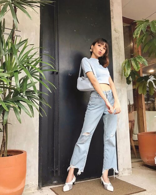 Hi guys! How’s your Monday?✨
Btw dadakan bgt kemarin ke @mineral.cafe ini 😍
Dan ternyata tempatnya senyaman itu & instagramable hihi sukaaa😍✨
( tap for details ) 
📸: @jennitanuwijaya
.
.
.
.
.
#whatiwore #bloggerstyle #fashion #styleblogger #fashionblogger #ootd #lookbook #ootdindo #ootdinspiration #style #outfit #outfitoftheday #clozetteid