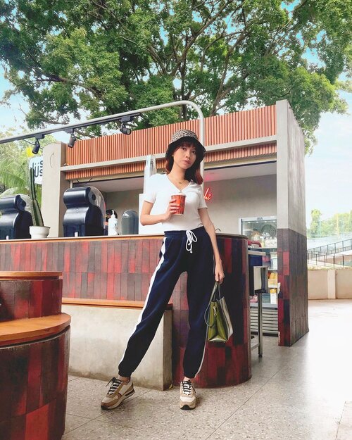 Have a good day guys✨
Semangat yaa semuanya hari ini💜
Btw suka bgt vibes di @kedaiinn , spot fotonya jg banyak yuhuu😍
( tap for details )
📸: @agaxpe
.
.
.
.
.
#whatiwore #bloggerstyle #fashion #styleblogger #fashionblogger #ootd #lookbook #ootdindo #ootdinspiration #style #outfit #outfitoftheday #clozetteid