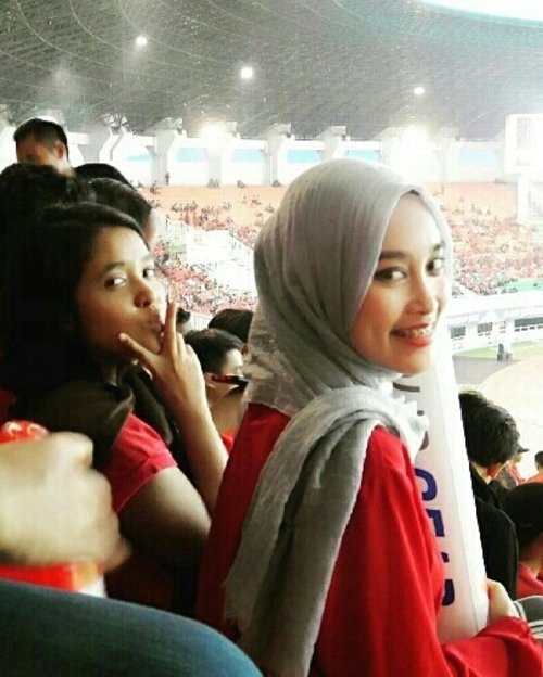 Meet new friends is always fun 💃 
.
.
.
#affcup2016 #indonesia #timnas #timgaruda #merahputih #support #supporter #squad #football #hijab #hijabers #hijabnesia #hijabindonesia #hijabindokece #hijabindo #lfl #casual #hotd #ootd #instamood #instagood #instalike #instaview #instalife #instadaily #friend #laugh #fun #happy