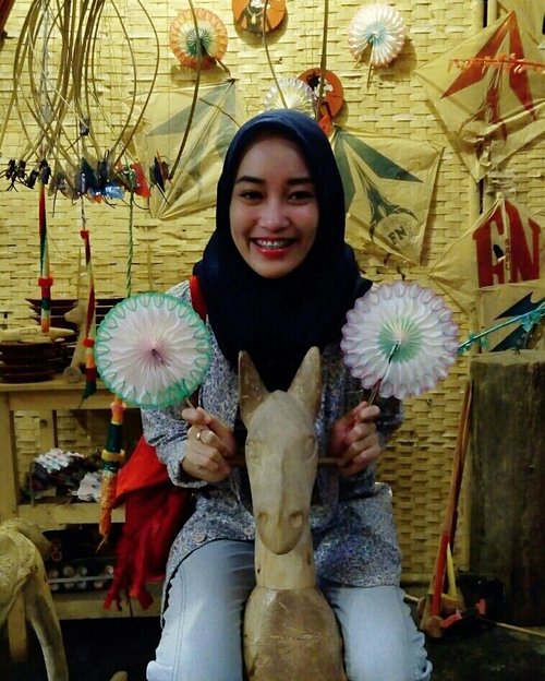 It's called "dolanan", traditional toys of Indonesian children. Inget betapa girangnya nemuin barang-barang ini lagi. Rindu betapa bahagianya masa kecilku dengan barang-barang sederhana ini... 😌😌
.
.
.
#clozetteid #clozette
